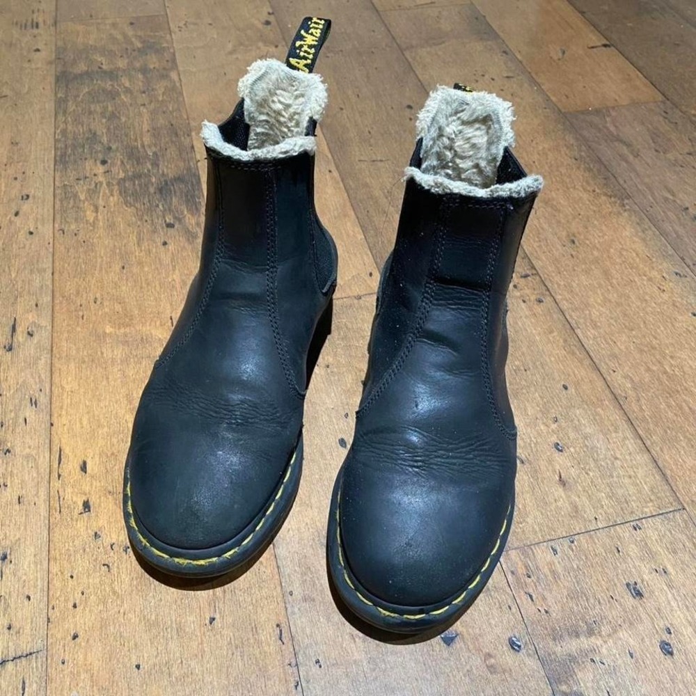Dr. Martens black leather Chelsea boots with fur lining Size 9 - Picture 3 of 5